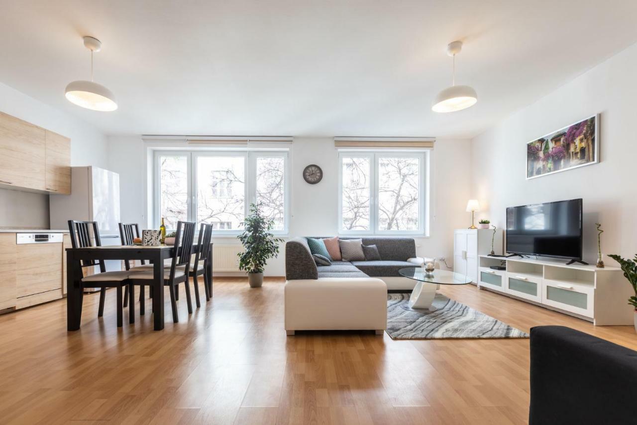 Spacious Apartment In The Old Town Of Bratislava Exterior photo