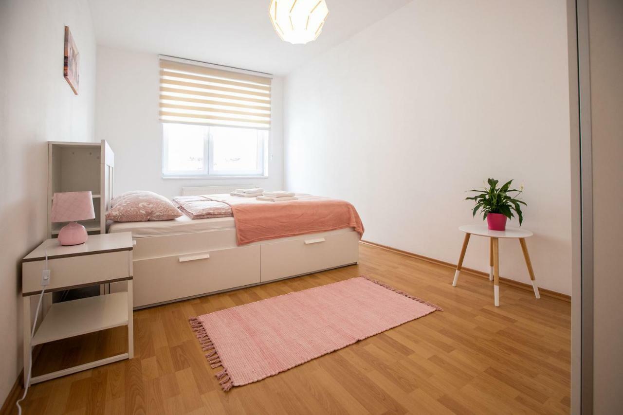 Spacious Apartment In The Old Town Of Bratislava Exterior photo