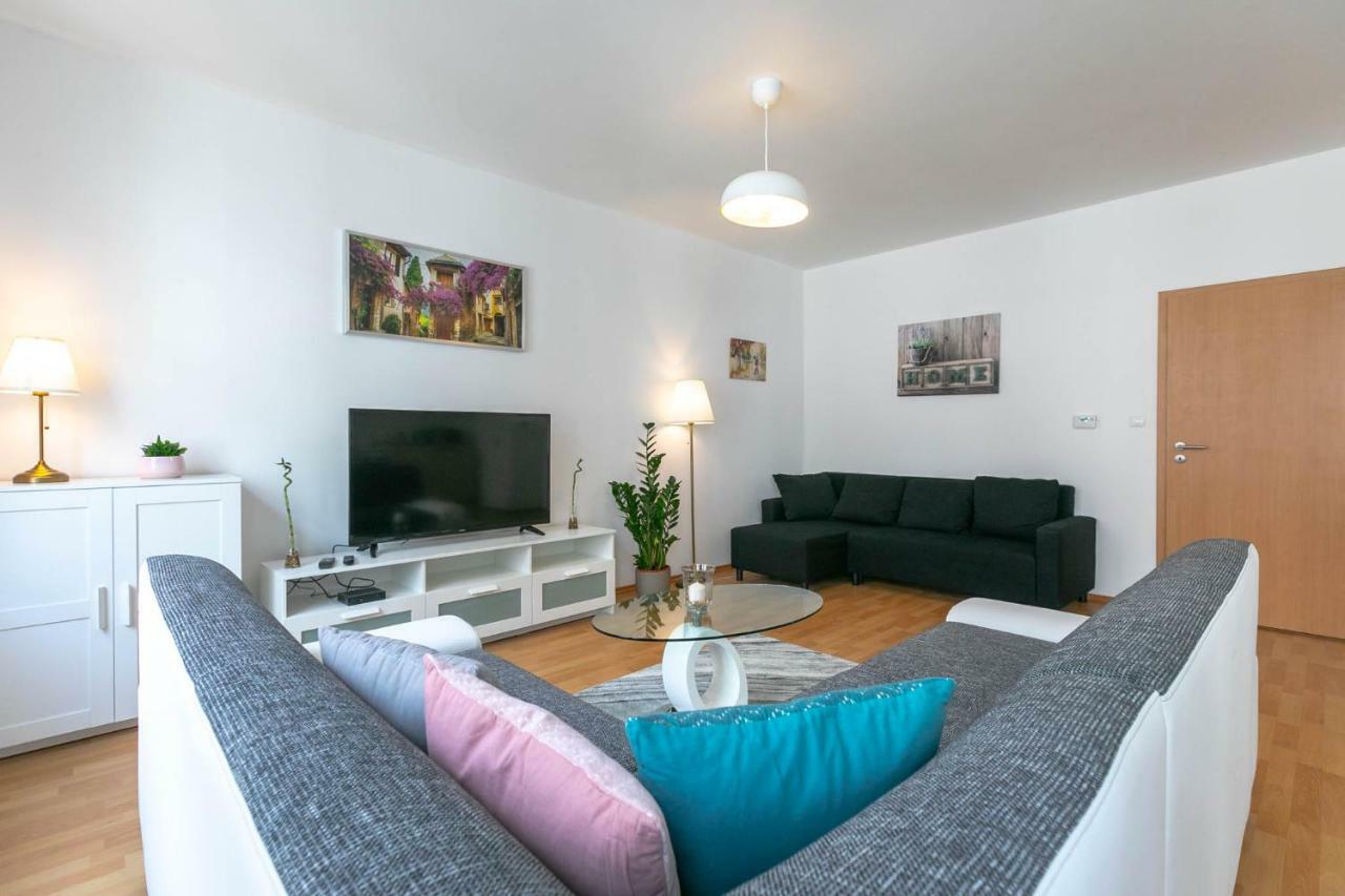 Spacious Apartment In The Old Town Of Bratislava Exterior photo